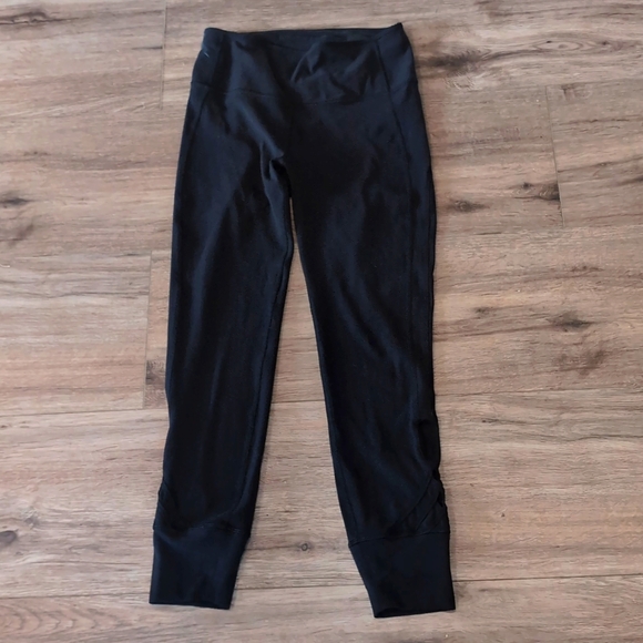 EUC Lululemon black joggers sz 6 - Picture 1 of 8